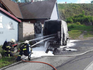 FOTO: Hasiči bojují s požárem dodávky. Hasební práce komplikují převážené tlakové lahve