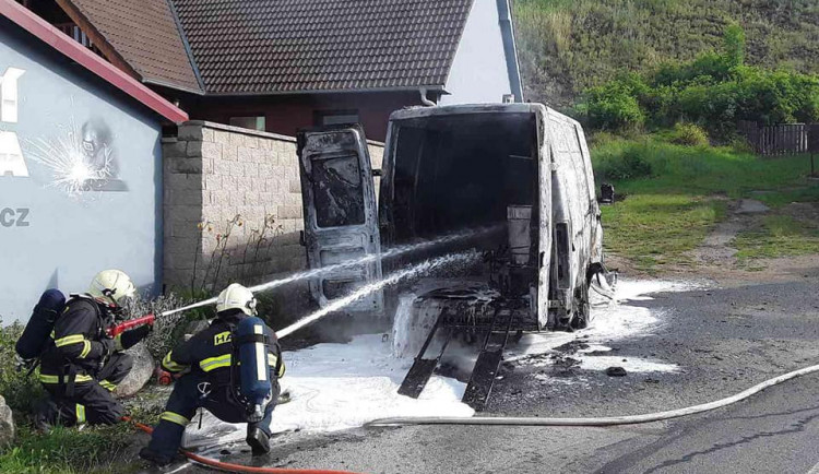 Hasiči bojují s požárem dodávky. Hasební práce komplikují převážené tlakové lahve