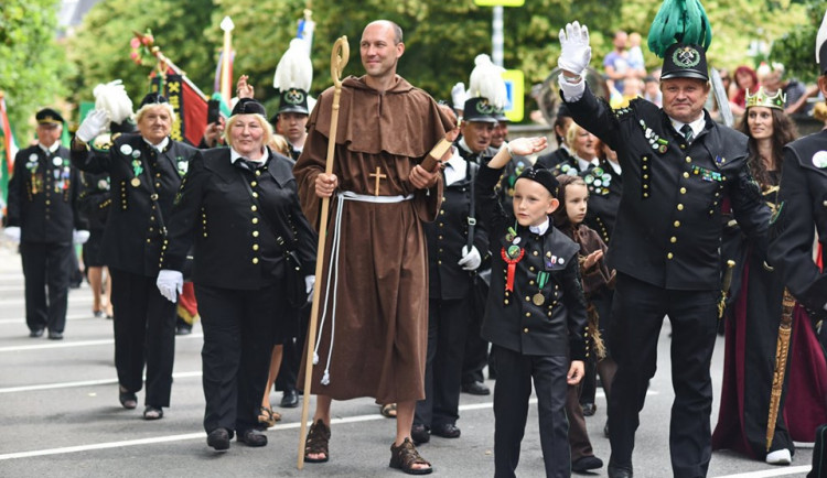 V sobotním průvodu šlo Jihlavou asi 1000 lidí, představilo se na padesát hornických spolků
