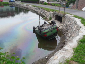 V Panské Lhotě sjelo auto do rybníku, nehoda se obešla bez zranění