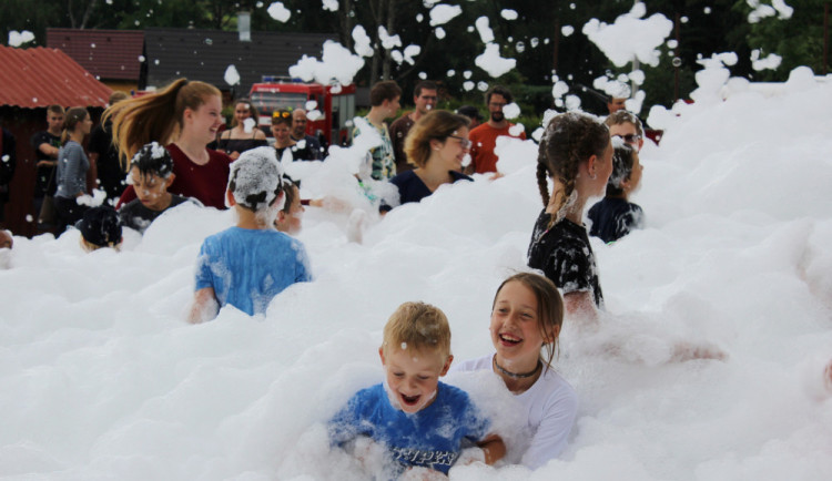Hasiči v Dolní Cerekvi oslavili 130 let. Lidé viděli módní přehlídku a zkusili si hasit