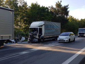 FOTO: U Stříteže bourala dvě nákladní auta. Na silnici I/38 se od rána tvoří dlouhé kolony