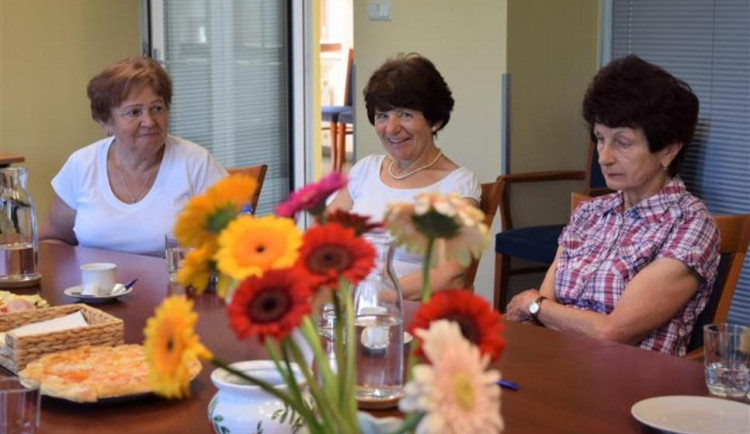Školkové babičky dostaly na vysvědčení jedničku. Hledají se i stejně ochotní dědečci