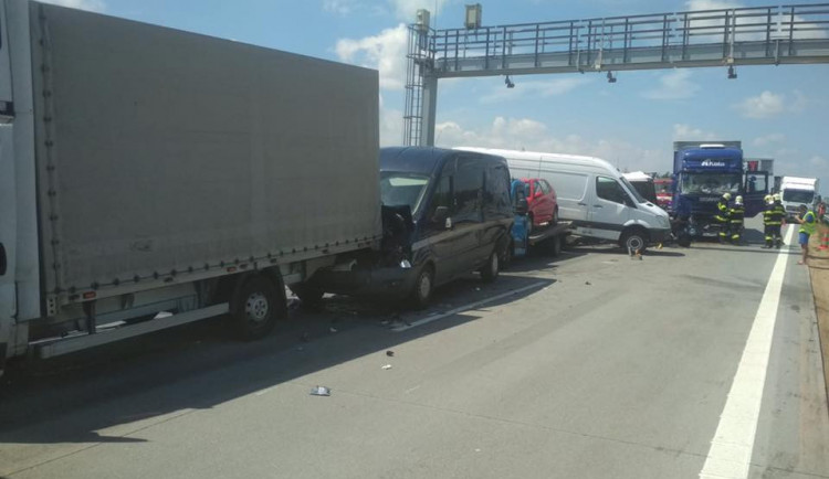 Dálnici na Brno zastavila nehoda tří kamionů a pěti dodávek. Přistávat musel i vrtulník