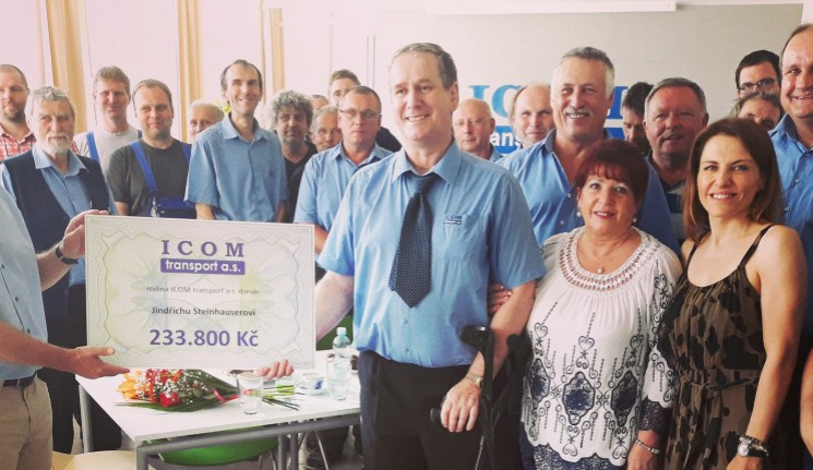 ICOM transport předal zraněnému řidiči Jindřichu Steinhauserovi šek na více než 233 tisíc korun
