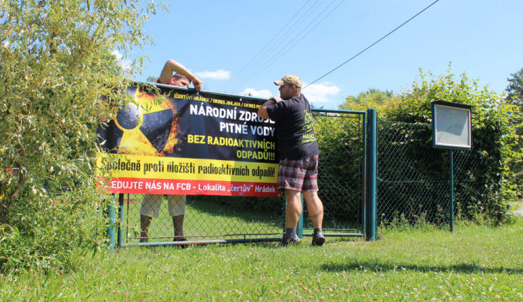U silnic v okolí Čeřínku nově potkáte protestní plachty proti úložišti. Vyvěšují je obce i jednotlivci