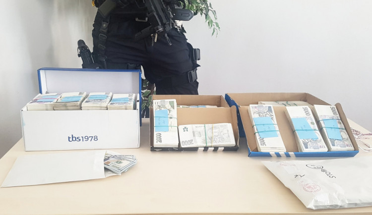 Muž měl ustláno na penězích. V gauči schovával 21 milionů, teď mu hrozí až deset let vězení