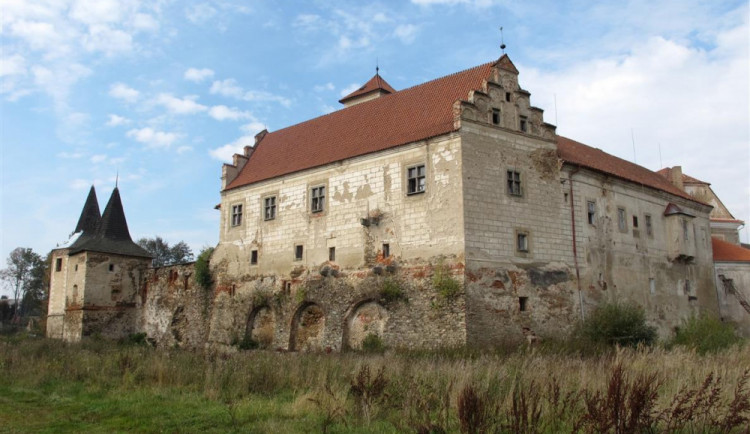 Zámek Červená Řečice je otevřený. Na podzim by měla začít jeho oprava