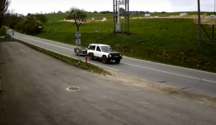 Zloděj v Batelově vykradl dvě garáže. Neznáte majitele auta na záznamu?