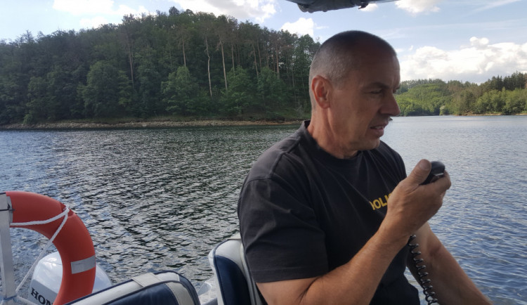 Policisté kontrolovali Dalešickou přehradu. Zajímalo je třeba i dodržování zákazu táboření