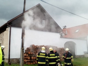 Hasiči vyjížděli do Rohozné. Kvůli bouřce tam hořel telefonní sloup u rodinného domu