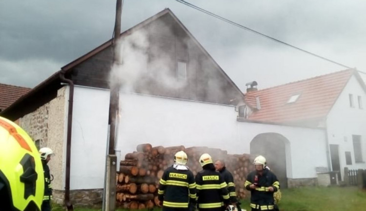 Blesk v Rohozné uhodil do stodoly. Následně začal hořet i telefonní sloup u rodinného domu