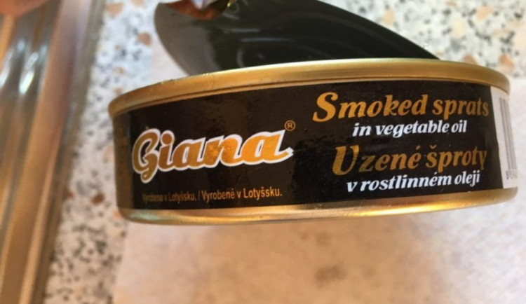 Veterináři kvůli kovu ve šprotech stahují 24 tisíc konzerv