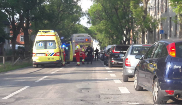 Řidič autobusu v Jihlavě srazil opilého chodce, který přecházel na nepřehledném místě