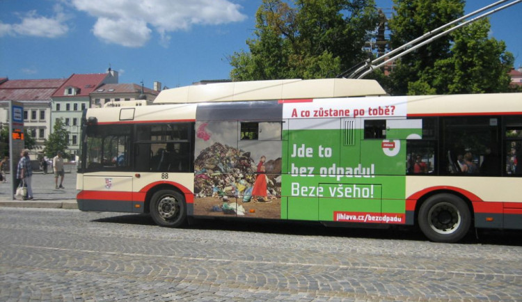 Jihlava bez obalu: Na novou kampaň ve městě upozorňují hned čtyři trolejbusy