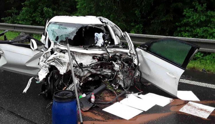 Při vážné dopravní nehodě čtyř vozidel se zranili čtyři lidé. Do vody unikla nafta