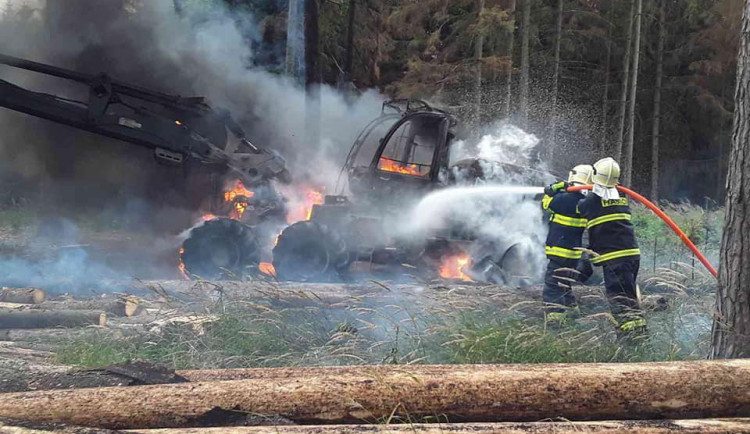 Na Třebíčsku shořel v lese těžební stroj, škoda je 15 milionů korun