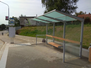 FOTO: Hotovo! Nové zastávky na Hradební ulici mohou najednou obsloužit až dva autobusy