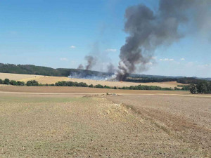 U Budíkovic na Třebíčsku hoří les a pole, na místě zasahuje deset jednotek hasičů