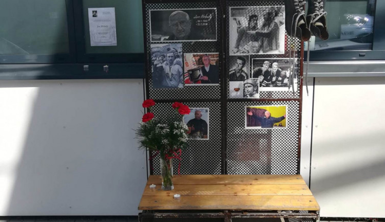 S legendou Janem Hrbatým se rozloučíme již v pátek. U zimáku vzniklo pietní místo