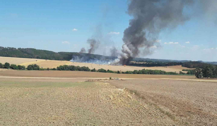 U Budíkovic na Třebíčsku hoří les a pole, na místě zasahuje deset jednotek hasičů