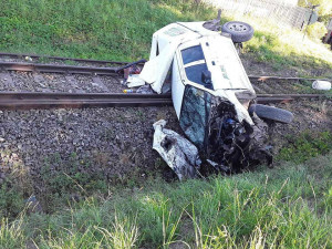 Na železničním přejezdu v Šimpachu se střetl vlak s osobním vozidlem, jeho řidič se zranil