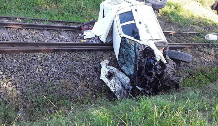 Na železničním přejezdu v Šimpachu se střetl vlak s osobním vozidlem, jeho řidič se zranil