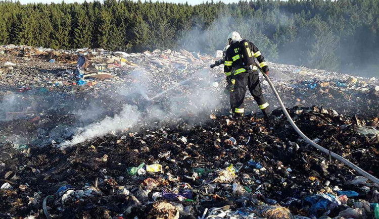 Hasiči v permanenci: Středa byla perná, hořelo na třech místech v kraji, škody šly do milionů