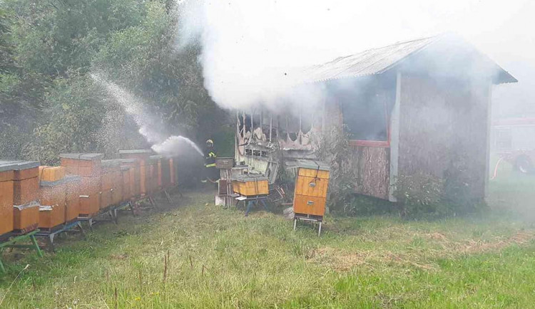 V Hosově hořel včelín, škoda byla vyčíslena na 200 tisíc korun