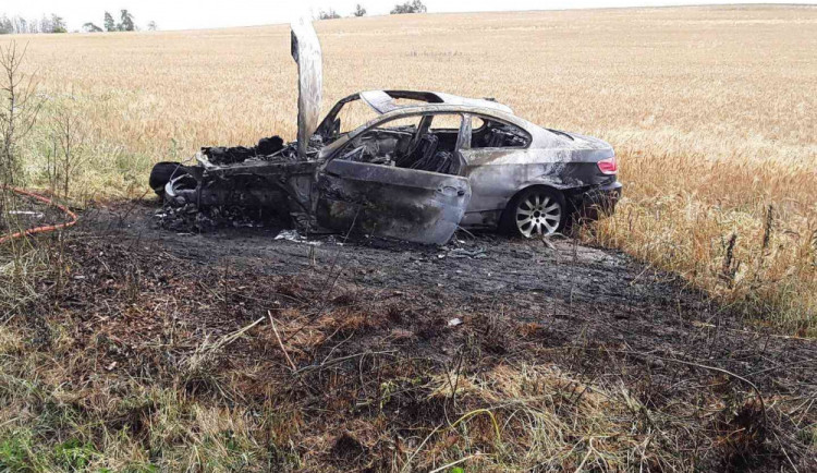 Hasiči vyjížděli k nehodě dvou aut. Jedno z nich totiž začalo po nárazu hořet