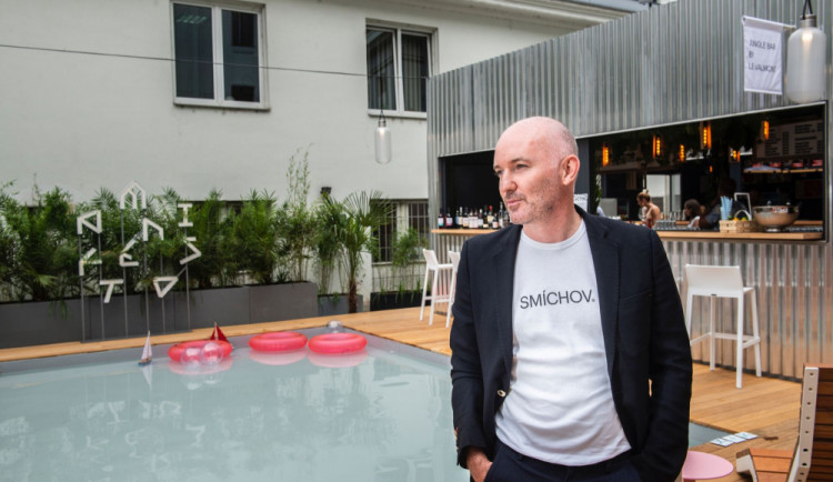 Manifesto má druhou pobočku, kde zaplatíte jen kartou