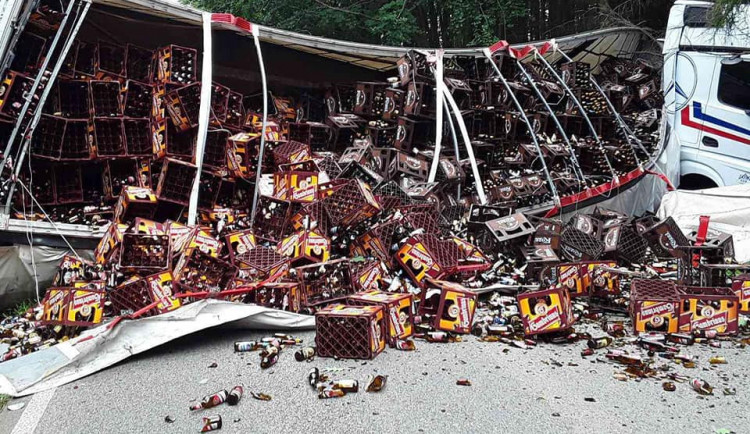 Silnici u Rozsochatce zasypaly bedny s pivními lahvemi. Nehoda kamionu se obešla bez zranění