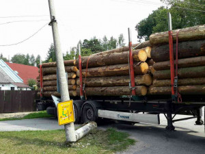 Tahač naložený dřevem přerazil v Rantířově sloup elektrického vedení