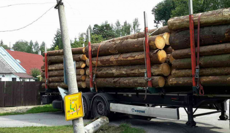 Tahač naložený dřevem přerazil v Rantířově sloup elektrického vedení