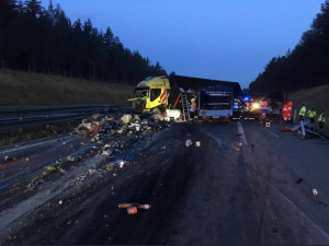 Nehoda dvou nákladních aut zablokovala dálnici D1 u Velké Bíteše, kolony jsou i na objízdných trasách