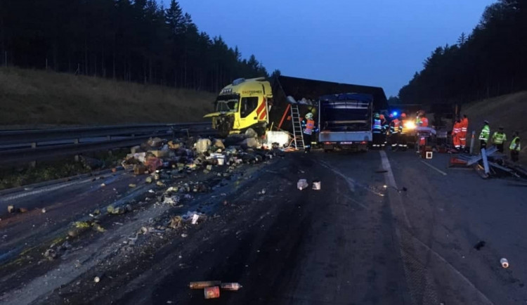 Nehoda dvou nákladních aut zablokovala dálnici D1 u Velké Bíteše