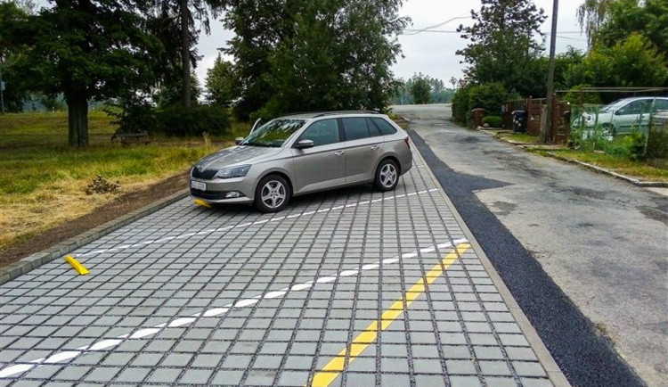 Hálkova ulice má nové parkoviště, u sportovního hřiště bylo vytvořeno dvanáct nových míst