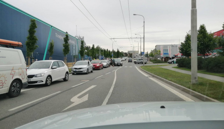 Chaos v dopravě nebo sekaná v housce za 10 Kč. V Jihlavě dnes otevřela nová prodejna s nábytkem