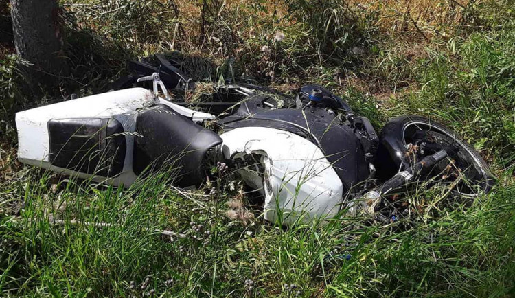 Jednačtyřicetiletý motocyklista nezvládl průjezd zatáčkou, náraz do stromu nepřežil
