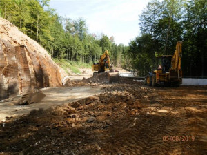 Průběh modernizace úseku silnice II/130 mezi Hradcem a Ledčí: Uzavírka skončí na konci října