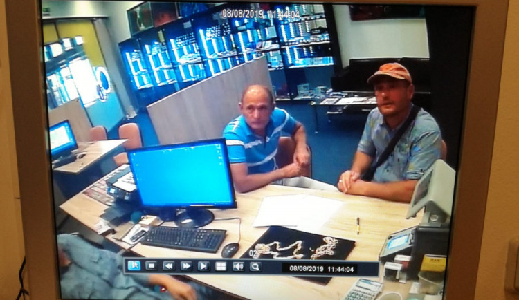 Dva muži prodali padělky šperků za necelých půl milionu korun. Pátrá po nich policie