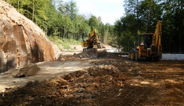 Průběh modernizace úseku silnice II/130 mezi Hradcem a Ledčí nad Sázavou: Uzavírka skončí na konci října