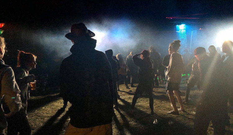 Technoparty v Meziříčku se účastní asi 3500 lidí. Policie zaznamenala stížnosti na hluk