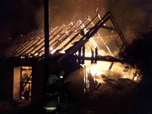 Noční požár rodinného domu na Jihlavsku zaměstnal šest jednotek. Dva lidé se zranili