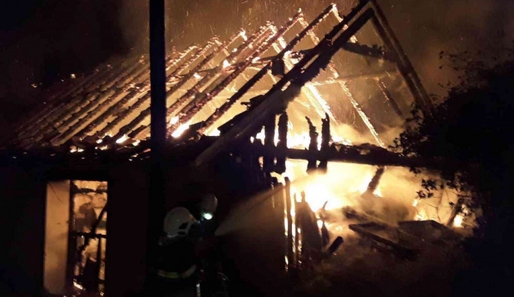 Noční požár rodinného domu na Jihlavsku zaměstnal šest jednotek. Dva lidé se zranili