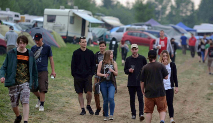 Technoparty v Meziříčku spěje do finále. Policie řidičům nabízí kontrolní dechové zkoušky