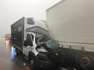 Tragickým zprávám není konec. Řidič dodávky na dálnici nepřežil střet s kamionem