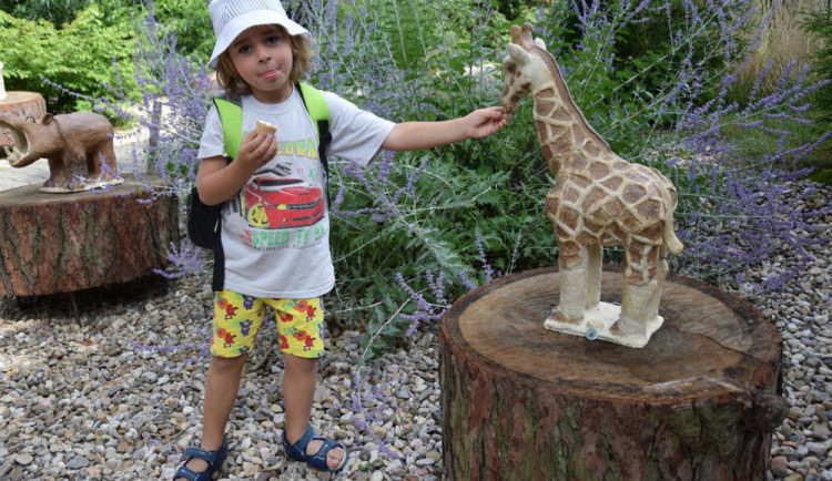 Jihlavská zoo hostí výstavu dvaceti zvířat z hlíny. Pochází z dílny Volšové ruce