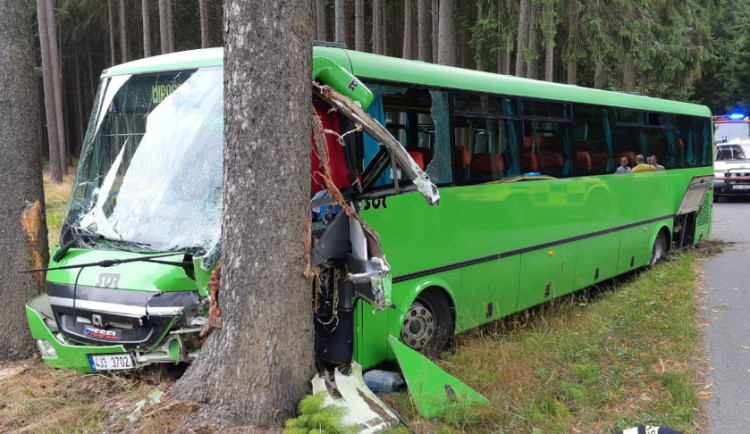 U obce Jámy na Žďársku havaroval autobus, na místě je patnáct zraněných