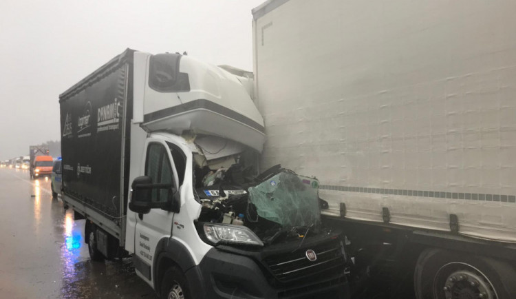 Tragickým zprávám není konec. Řidič dodávky na dálnici nepřežil střet s kamionem